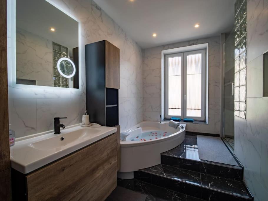 Mega Jeanne D'Arc Billard Baby Foot Logements Insolites Nancy Buitenkant foto